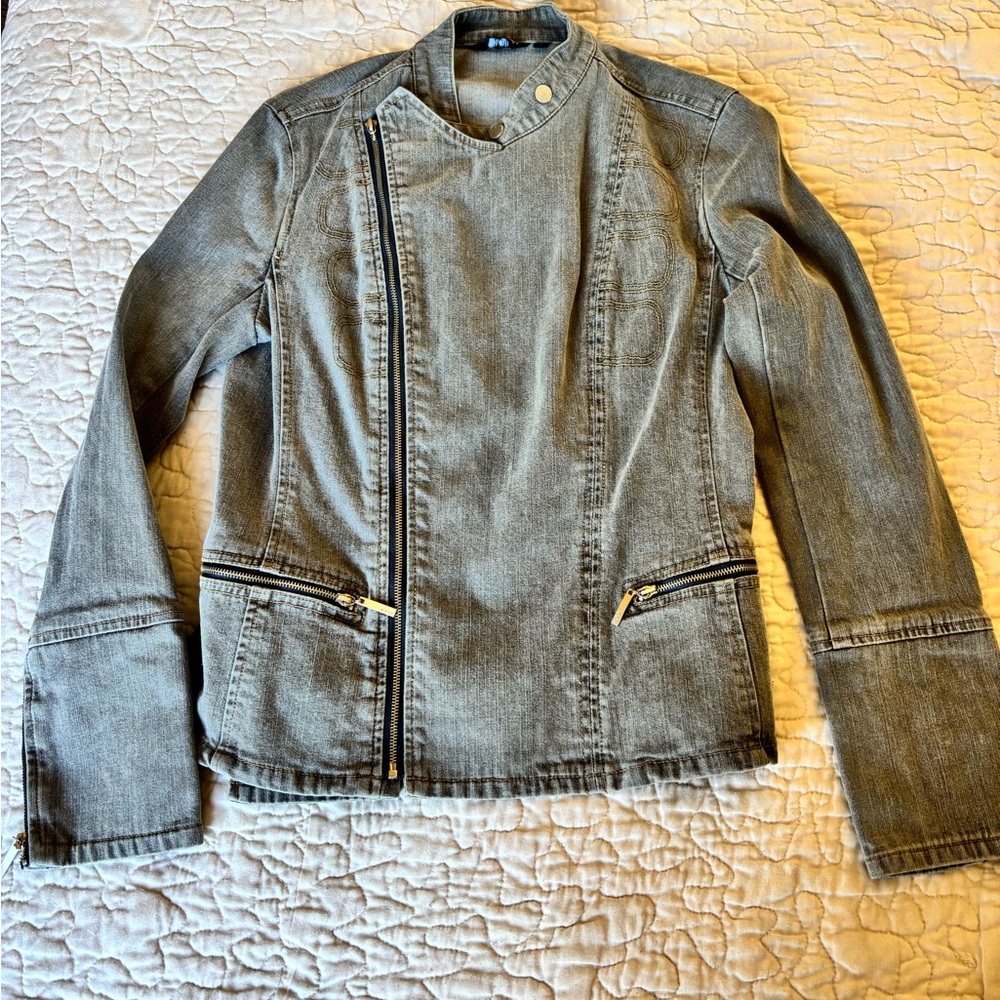 Chic Women's Gray Denim Jacket